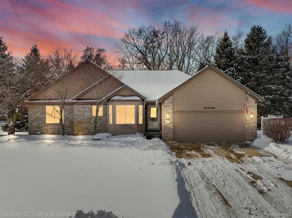 16458 Vintage Dr, Fenton, MI 48430