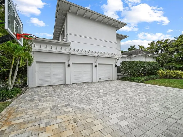 215 3rd Ave N — Photo 47