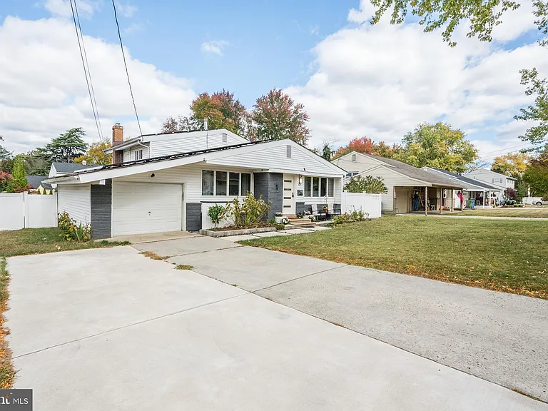 325 Juniper Dr — Photo 3