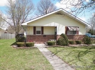 719 N High St, Carlinville, IL 62626