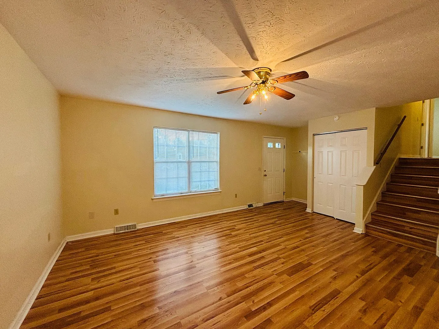 4 Bedroom 2 Bath House 1 Car Garage — Photo 3