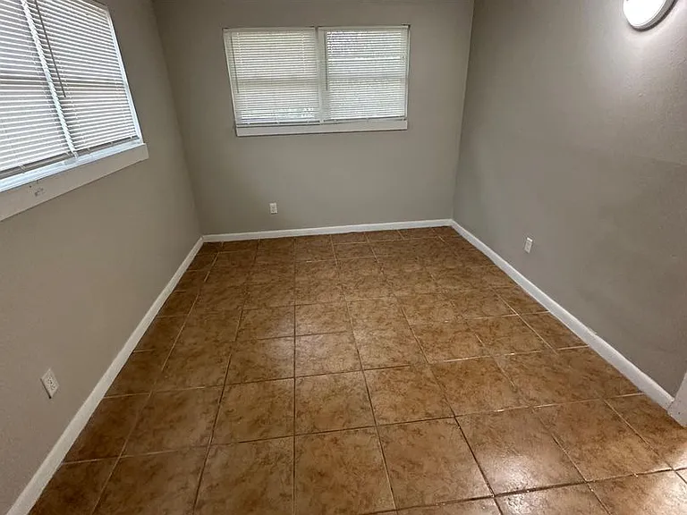 2851 Sophia St — Photo 70