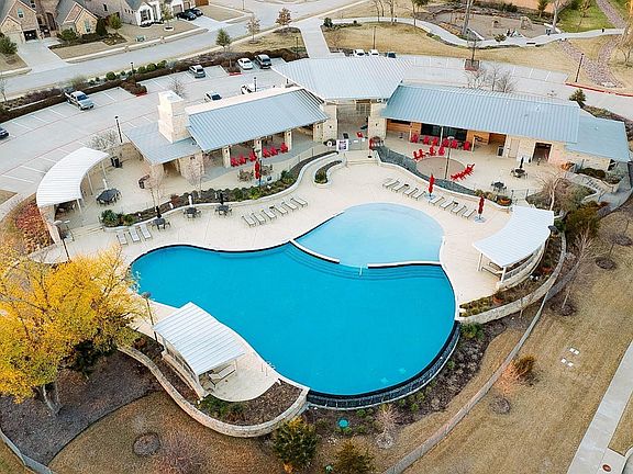 3rd image of 812 Llano Falls Dr