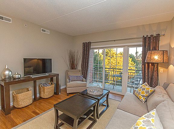 4th image of 405 Creekside Dr #304