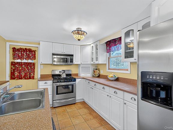 2nd image of 333 Canoe Hill Road