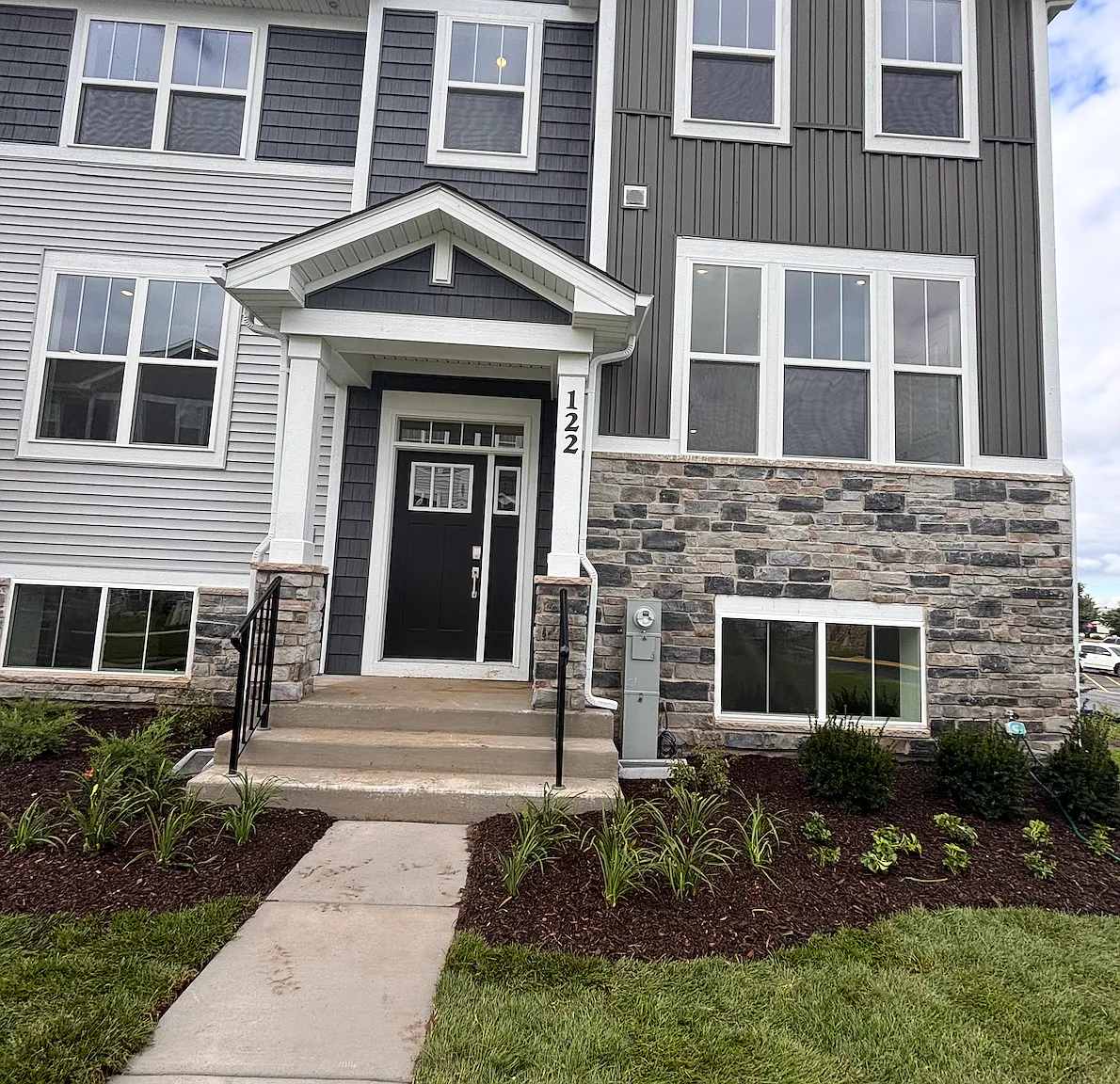 3 bed, 2039 sqft, $3,300 — Photo 1
