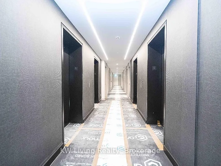 400 King St W #523 — Photo 4