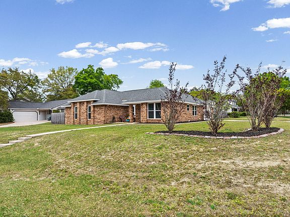 3rd image of 943 Ridgewood Way