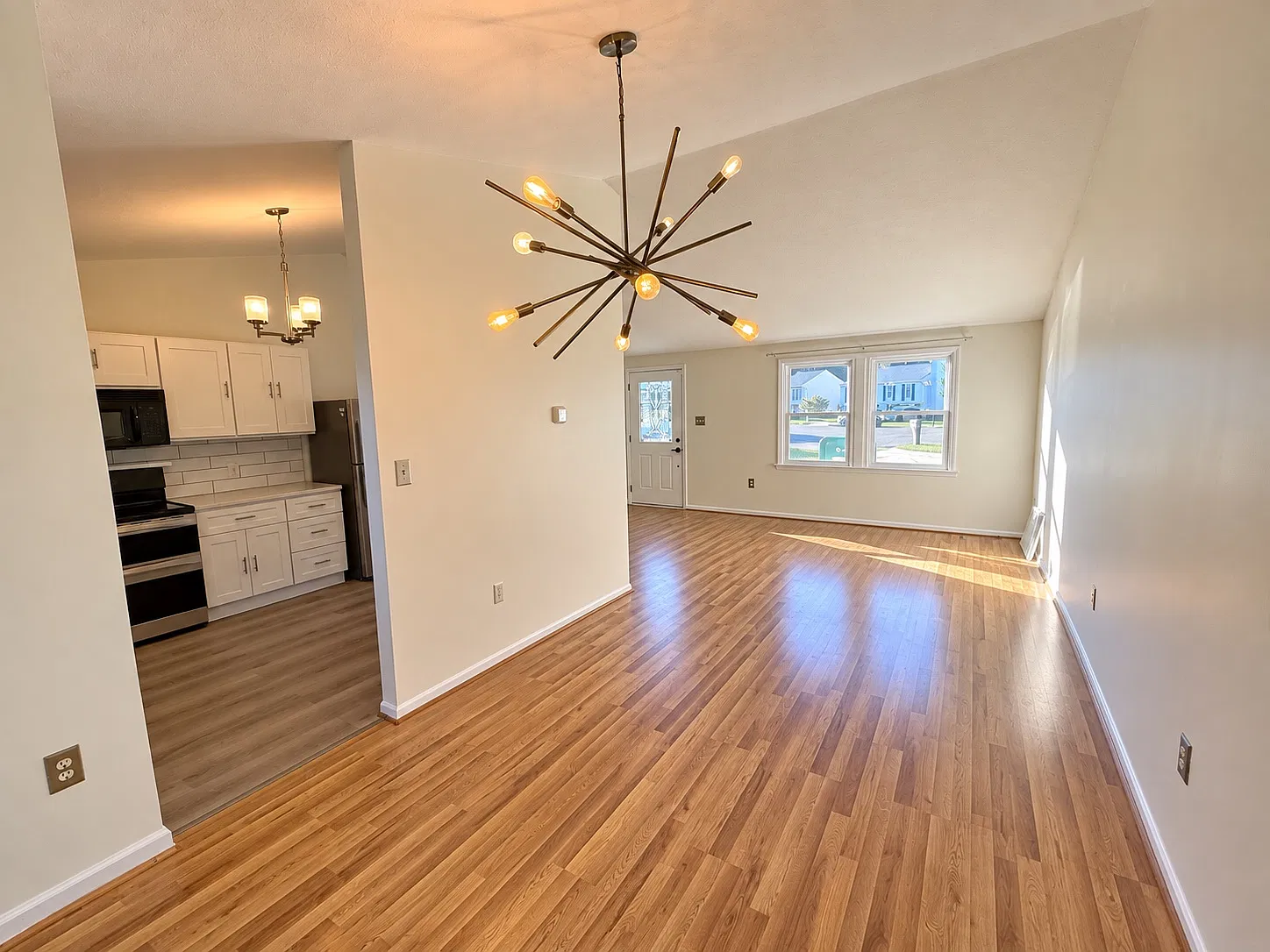 3 bed, 2.5 bath, 1560 sqft, $2,400 — Photo 2