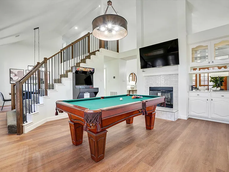 922 Blackstone Dr — Photo 4