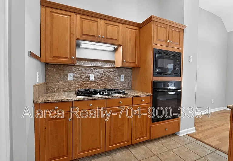 12736 Wetherburn Ln — Photo 2