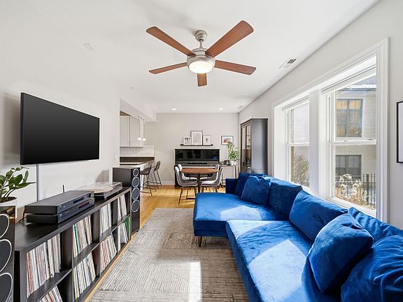 4th image of 2140 W Addison St Unit 1D