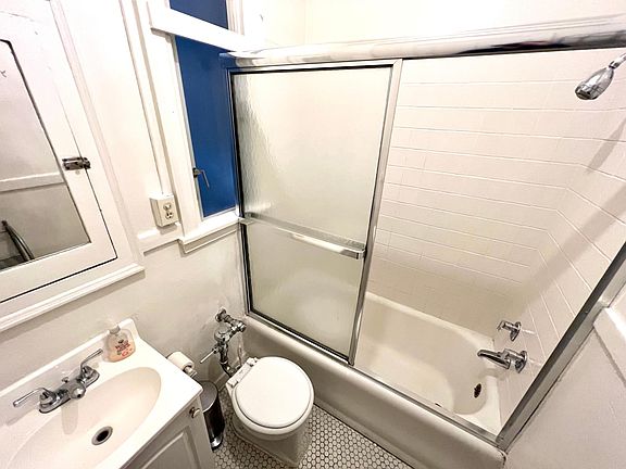 4th image of 525 Stockton St #204