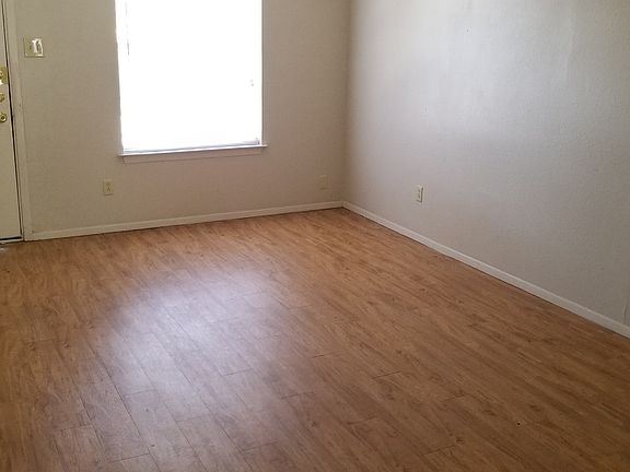 3rd image of 1704 Cedarhill Dr APT D
