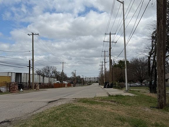 5th image of 2736 Cedardale Rd