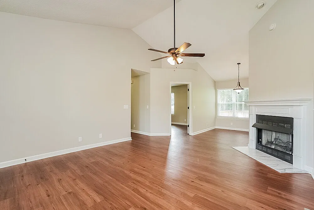 3 bed, 2.0 bath, 1275 sqft, $1,930 — Photo 4