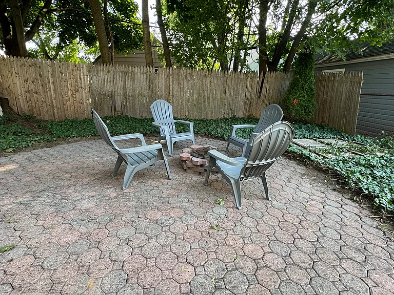 125 Redfern Dr — Photo 3