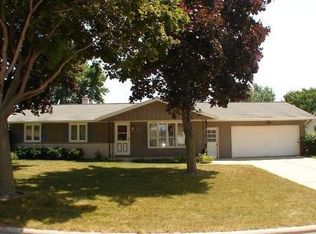 425 Robert Ln, Green Bay, WI 54311