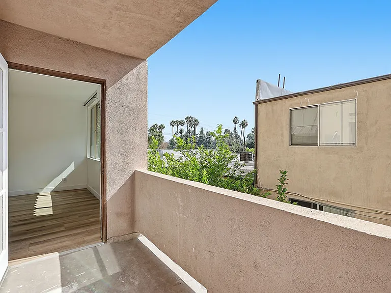 Encino Country Club Apartments — Photo 90