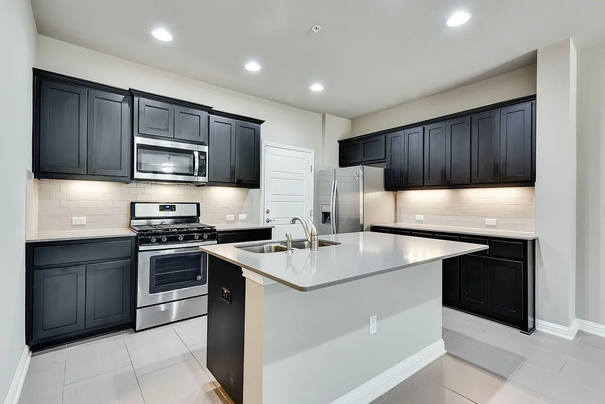 Building Photo - 13800 Lyndhurst St #274