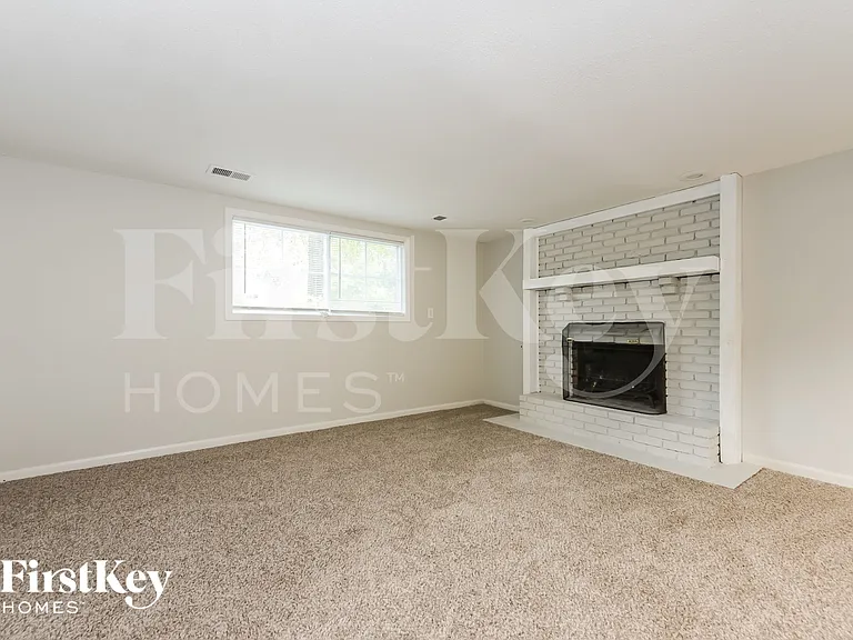5905 NW Whispering Oaks Ln — Photo 3