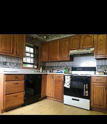 4th image of 440 Green St