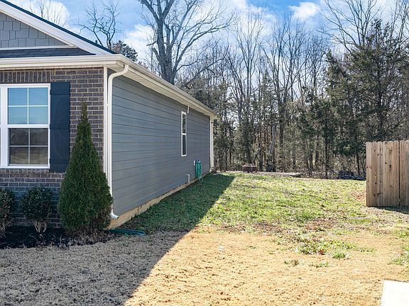 5th image of 401 Lauren Ln