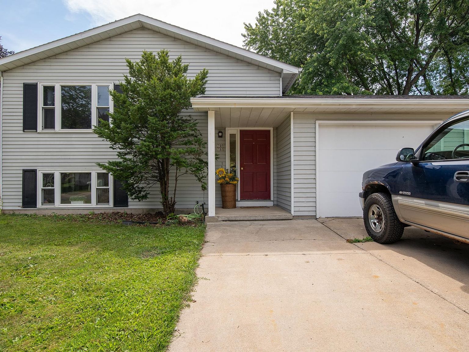 703 W Gruenwald Ave, Oshkosh, WI 54901 Zillow