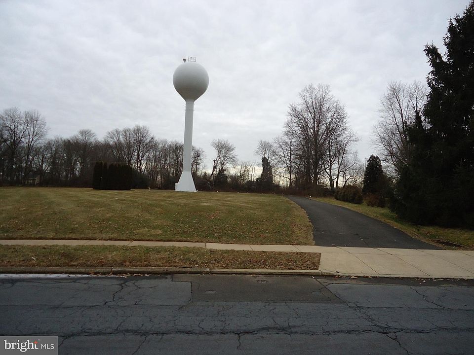 2nd image of 2382 Greensward Rd N