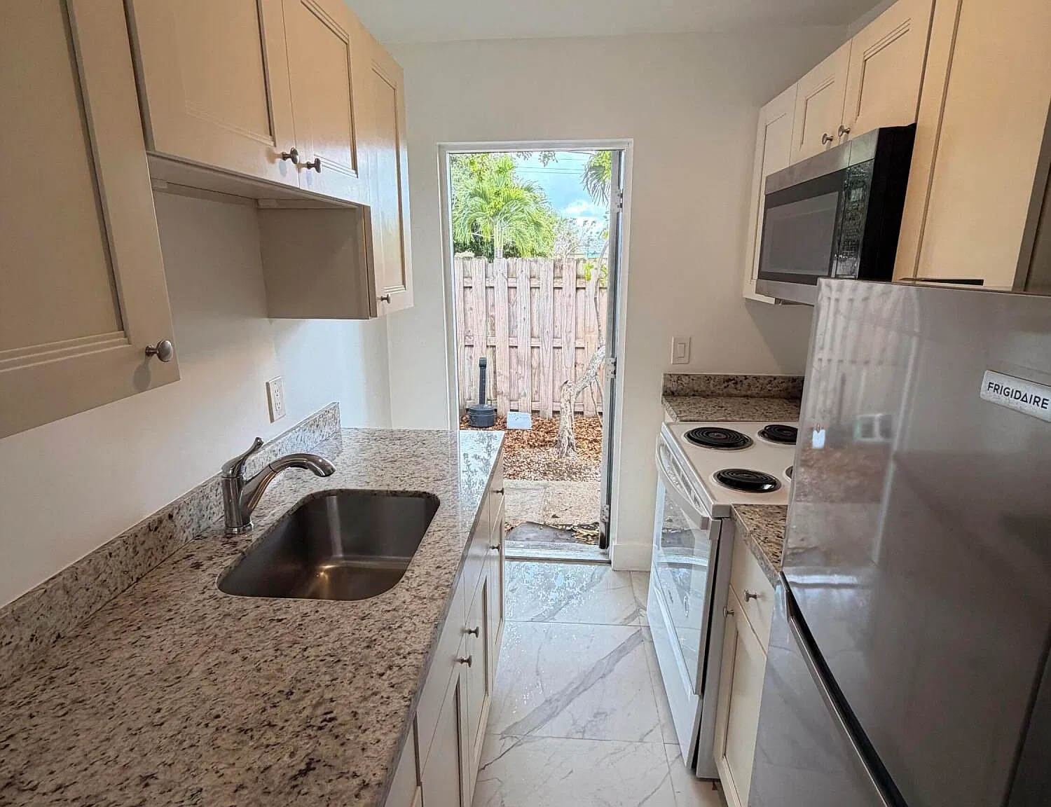 2 bed, 1.0 bath, 550 sqft, $1,900 — Photo 4