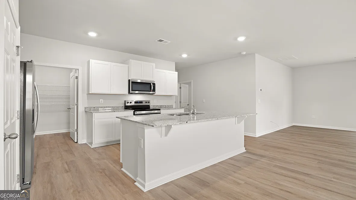 5 bed, 3.0 bath, 2361 sqft, $2,500 — Photo 4