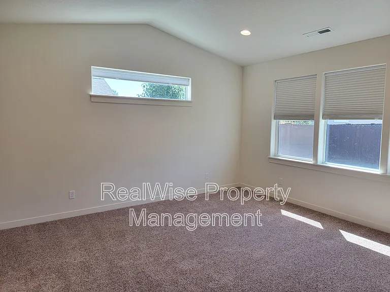 2482 NW Glen Oak Ave — Photo 8