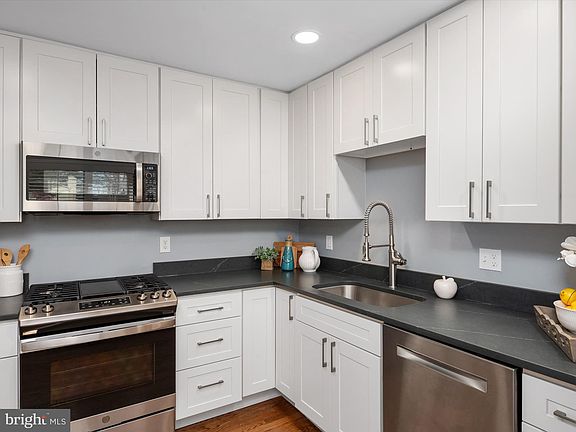 3rd image of 35 Rockwell Ct