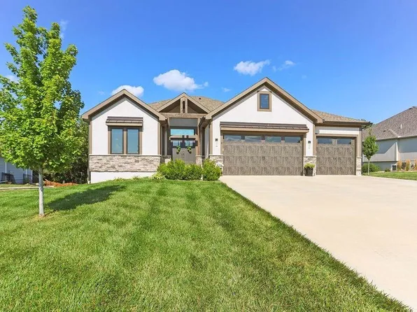 8 Buffalo Ridge Dr, Lake Winnebago, MO 64034