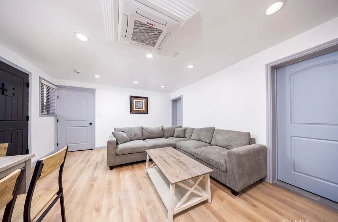 3 bed, 2.0 bath, 1000 sqft, $3,950 — Photo 4