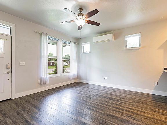 4th image of 385 Hiberta St