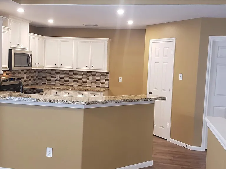 222 Canterbury Dr — Photo 5