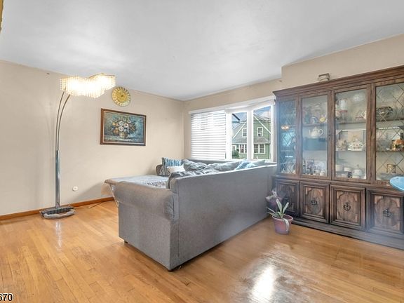 5th image of 637 Britton St