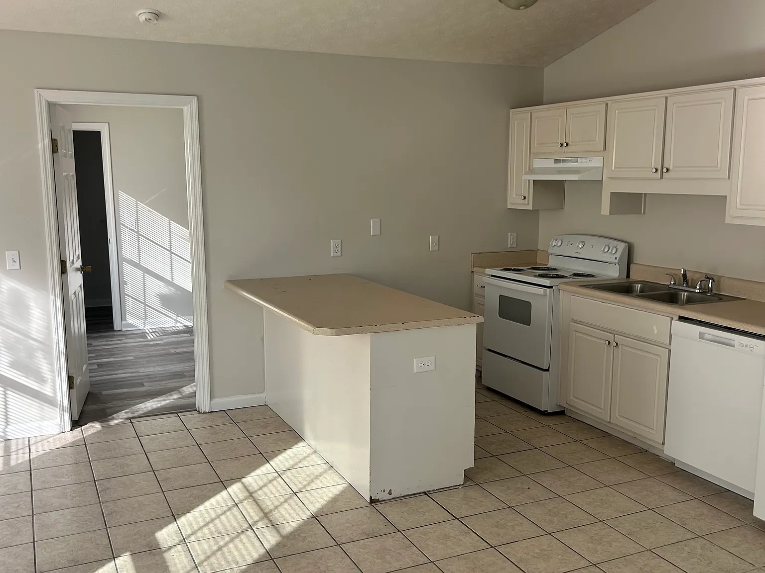 1 bed, 1.5 bath, 750 sqft, $1,500 — Photo 2