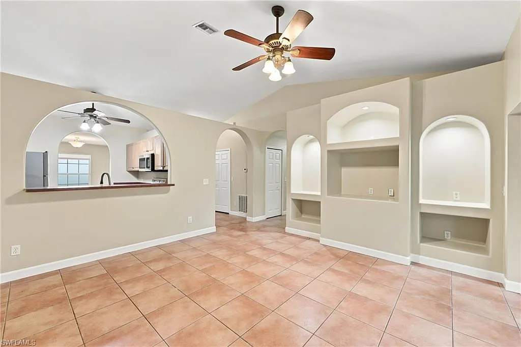 4 bed, 4.0 bath, 2500 sqft, $1,800 — Photo 4