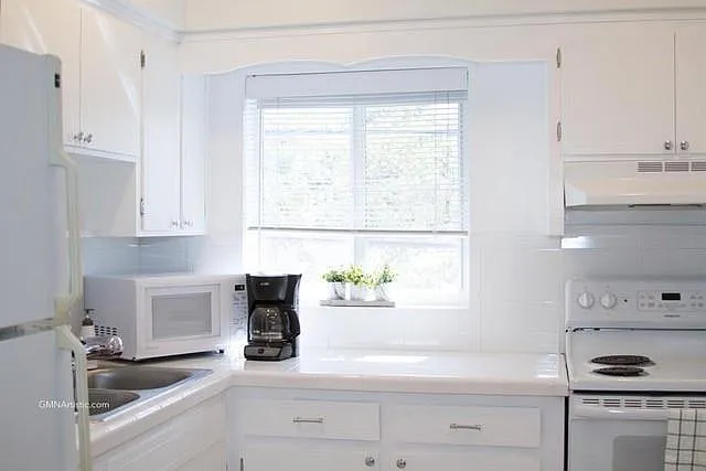 2 bed, 1.0 bath, 739 sqft, $1,700 — Photo 2