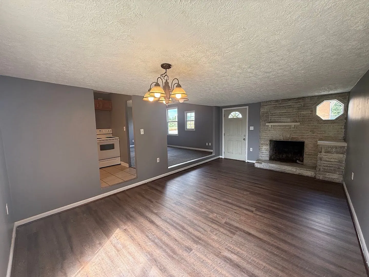 Three-bedroom one-bathroom single story home for rent — Photo 2