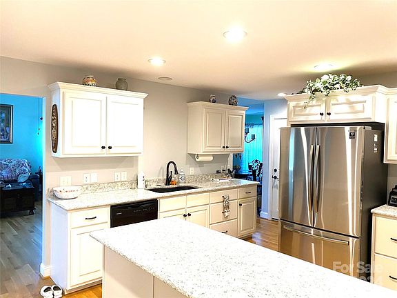 3rd image of 100 Rivercliff Dr