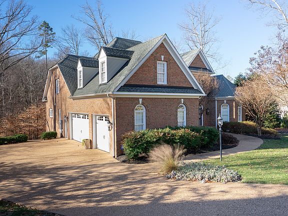 3rd image of 2737 Royal Crest Dr