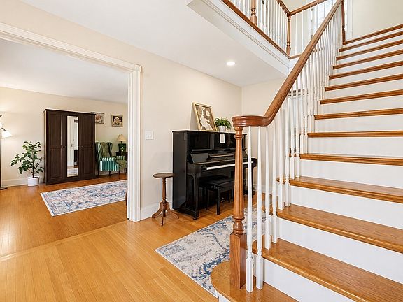 4th image of 107 Mill St