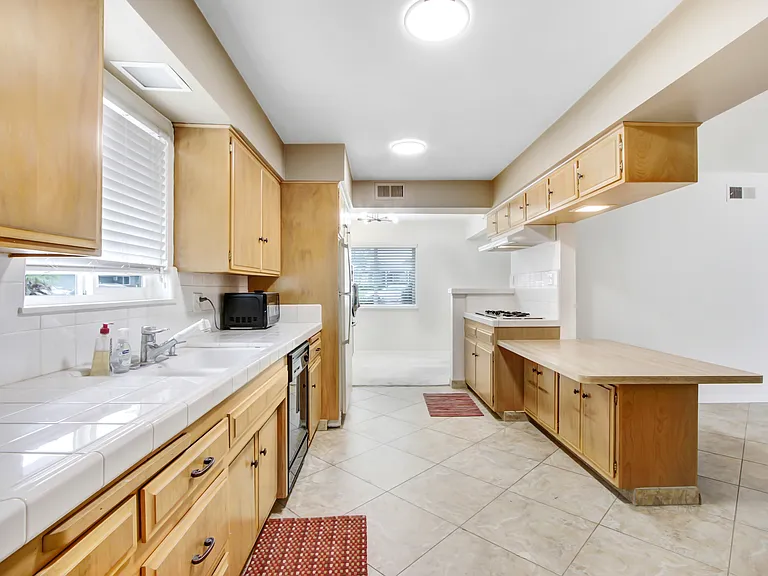 519 W Berkeley Ct — Photo 3