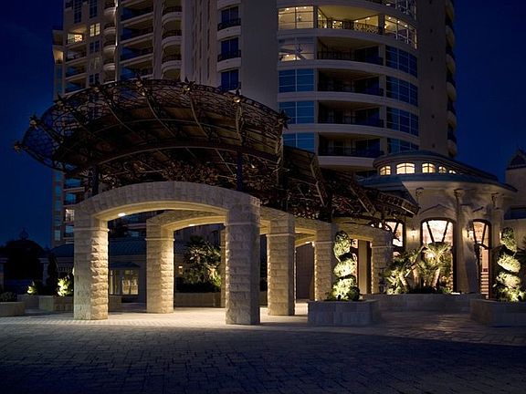 Entrance / Valet