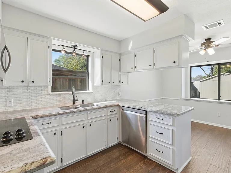 3721 Avenue R — Photo 17