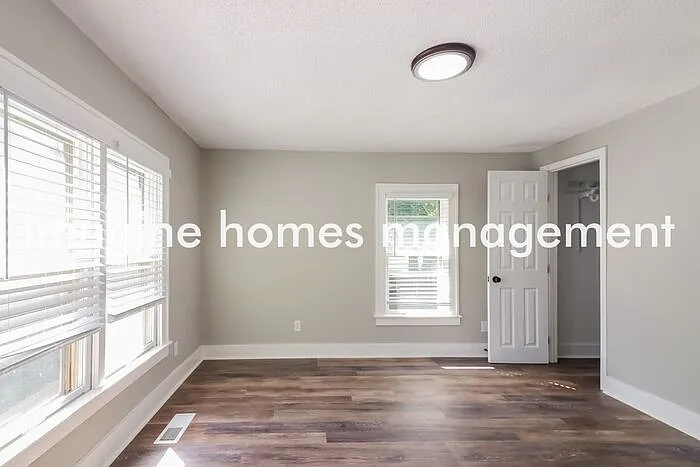 8516 Robinson St — Photo 5