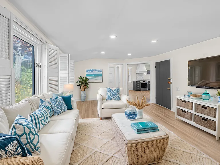 Large Living Room - Furniture not included
